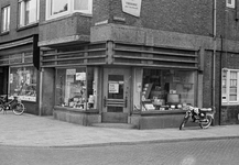 831021 Gezicht op de voorgevel van het Nederlands Televisie en Radio Bedrijf (N.T.R.B., Catharijnesingel 16) te Utrecht.